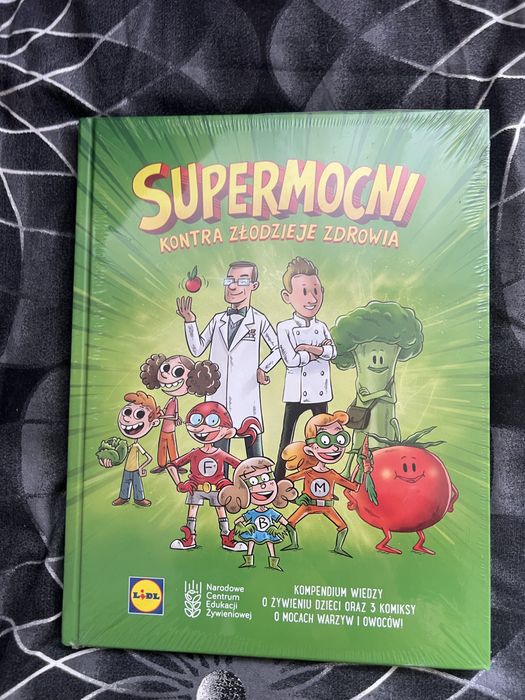 NOWA książka Supermocni + skarbonka domek LIDL