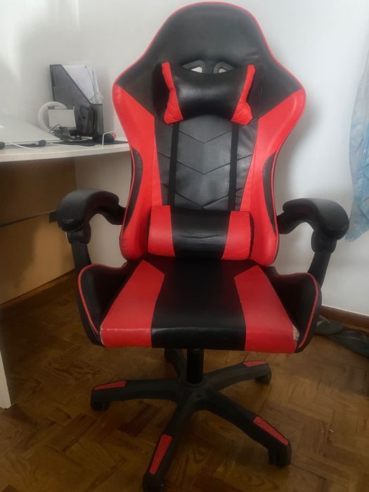 Mesa secretária de madeira , Esta cadeira de escritório giratória.