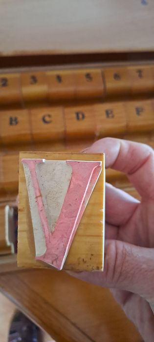 Jogo de madeira crua letras números e carimbos