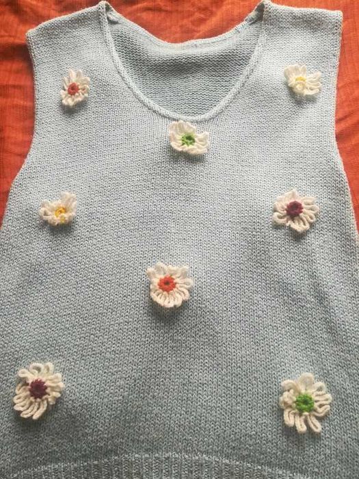 Błękitna kamizelka z kwiatkami