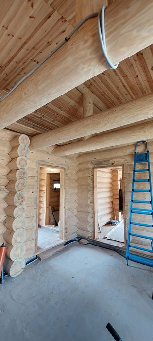 Продам ЗРУБ ( дерево кругляк тесаний вручну) 70м2