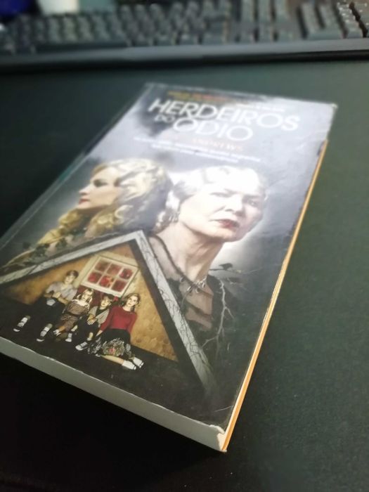 Livro "Herdeiros do ódio", de Virginia C. Andrews