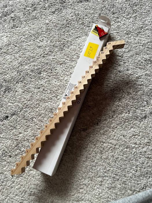 Дерев'яні сходи-календар адвент (зворотний відлік до Різдва)