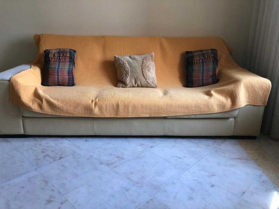 Sofá Moderno c/ 3 lugares chaise longue (necessita de ser estofado)