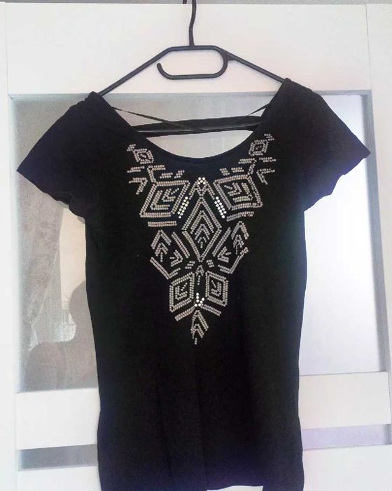 Bluzka t shirt czarna z aplikacjami dekolt na plecach Efektowna M