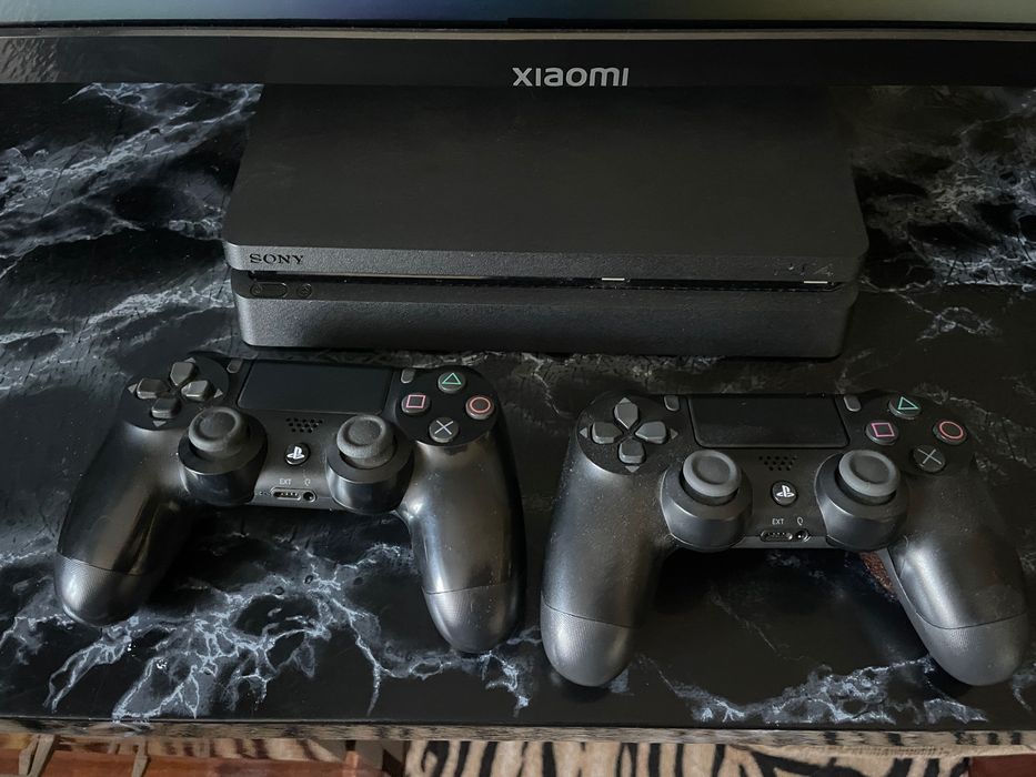 PS 4 Slim 1Tb два джойстика