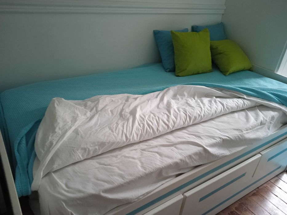Cama com três gavetas e gavetao