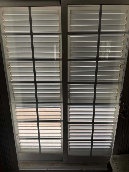Janelas vidro duplo aluminio e grades em perfeito estado. brancos