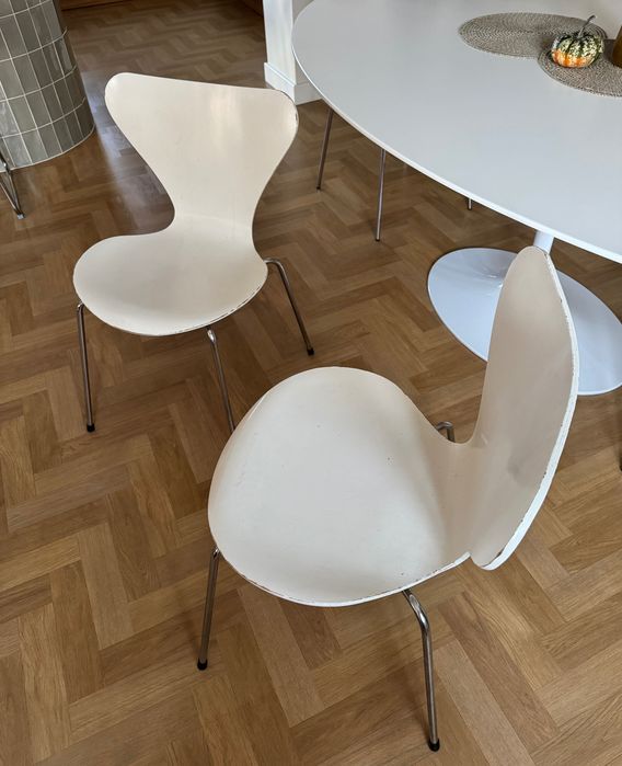 2xKrzesło Series 7 (Model 3107) Arne Jacobsen dla Fritz Hansen – Klasyk Designu
