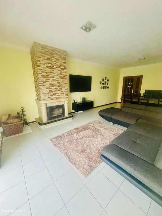 Apartamento T4 com 3 casas de banho e garagem