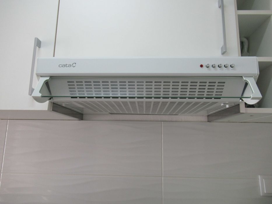Exaustor branco marca CATA a funcionar bem