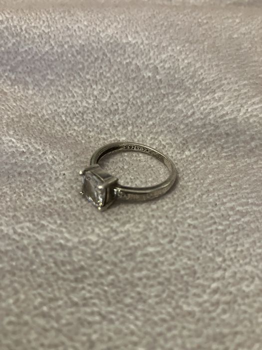 Srebrny pierscionek z cyrkonią