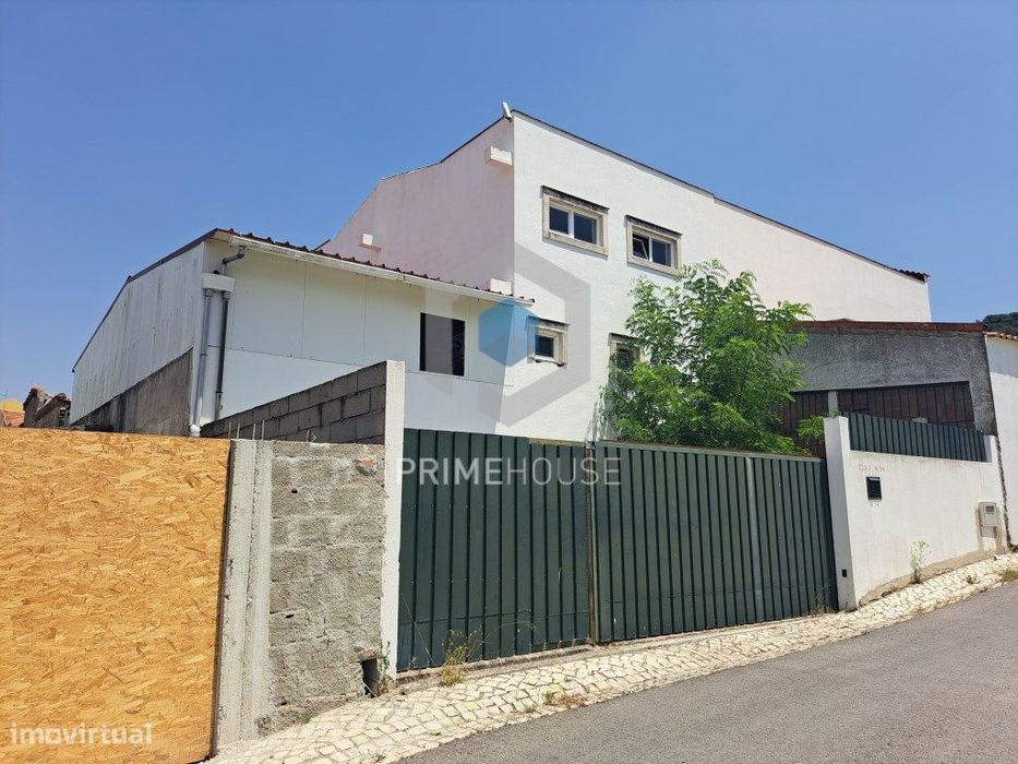 Moradia em Quinta do Anjo / Espaço Comercial