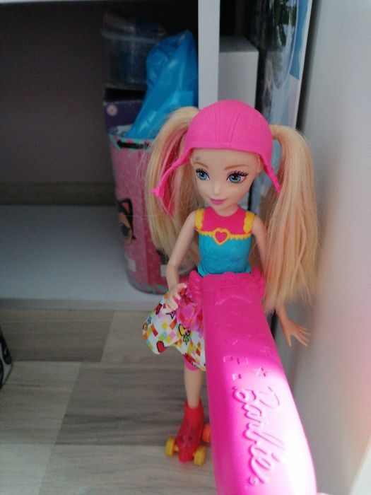 Lalka barbie na wrotkach