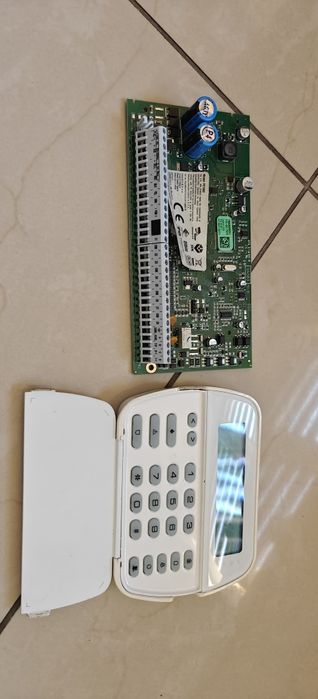 Zestaw alarmowy DSC Centrala PC1832 +Manipulator LCD PK5500