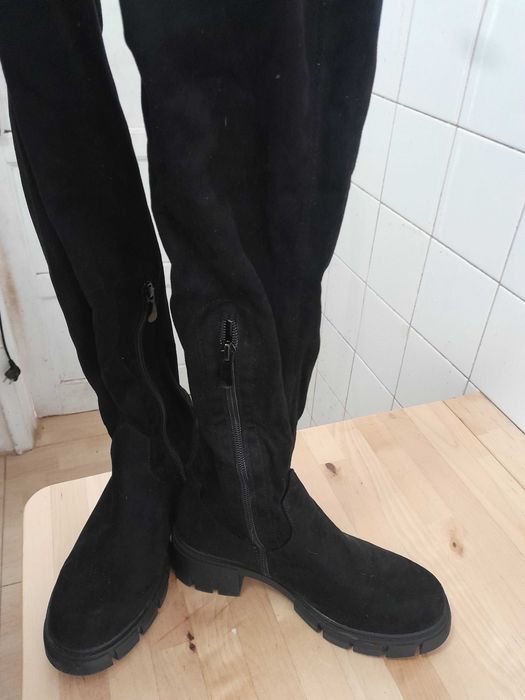 Botas de cano alto com fecho lateral