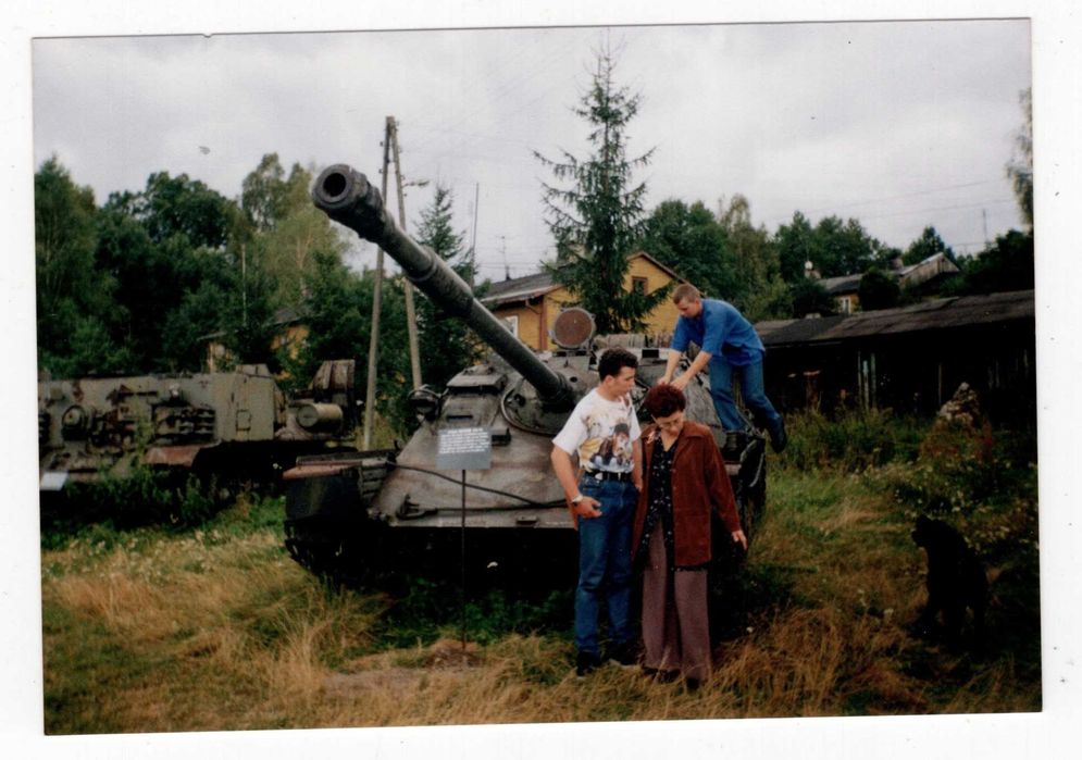 Stare zdjęcie czołg działo samobieżne muzeum militaria wycieczka retro papier Fujicolor lata 90 fot0256