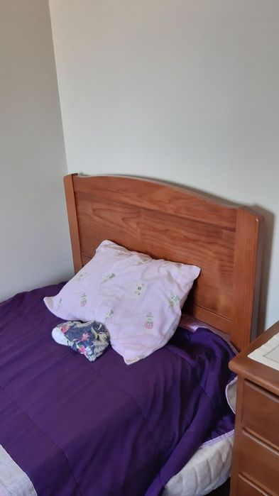 Cama de casal+ estrado+ colchão, duas mesinhas de cabeceira/ camiseiro