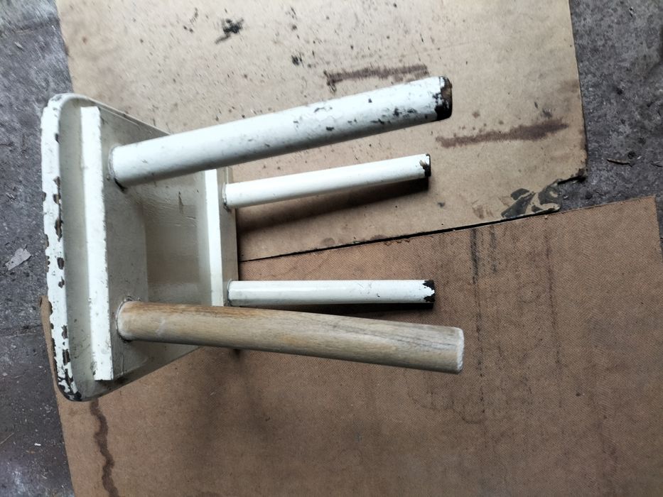 Stary taboret zydelek z PRL