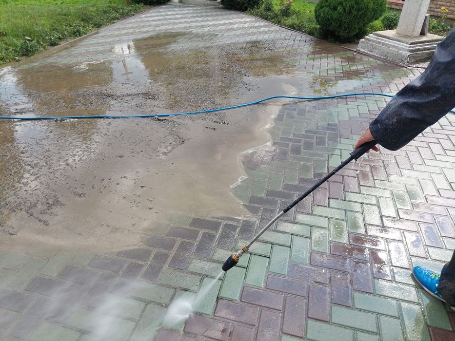 Миття бруківки. Очищення фасаду, дахів. Фарбування. Відновлення.Дзвони