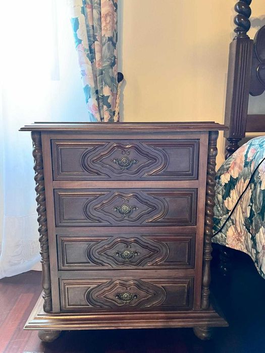 Mobilia quarto completa em madeira.