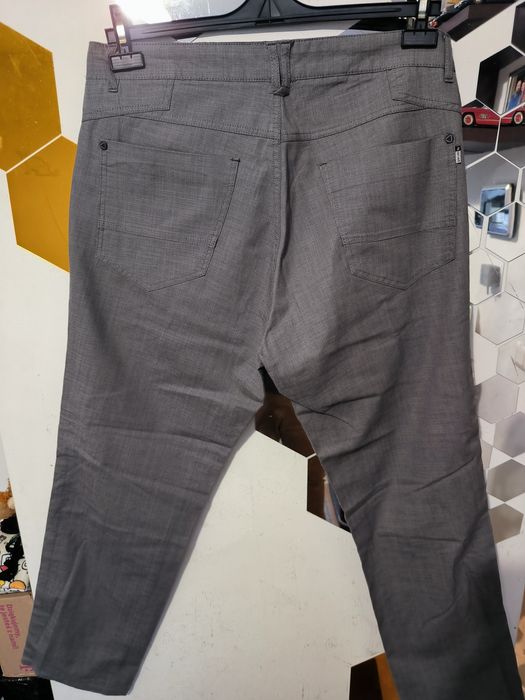 Spodnie męskie chino marki Reserved