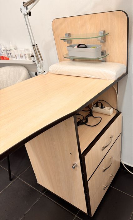 Продам стол для маникюра в отличном состоянии