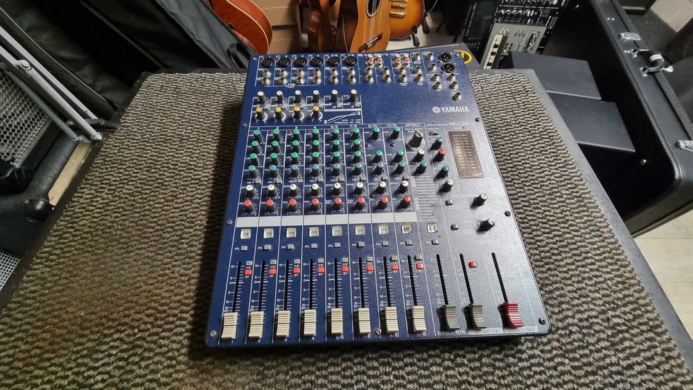 Mesa de Mistura Yamaha MG124CX – 12 Canais com Efeitos