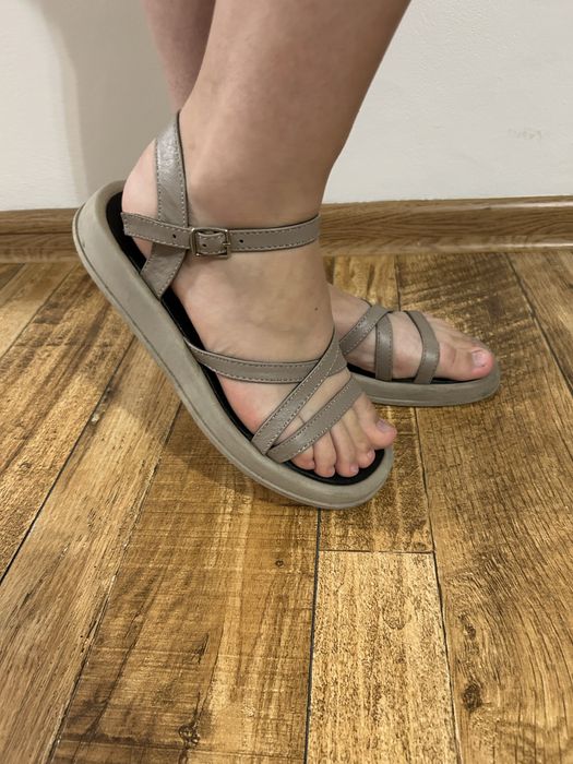 Сандалі з натуральноі шкіри