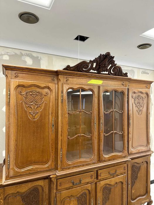 Dębowa witryna w stylu ludwikowskim