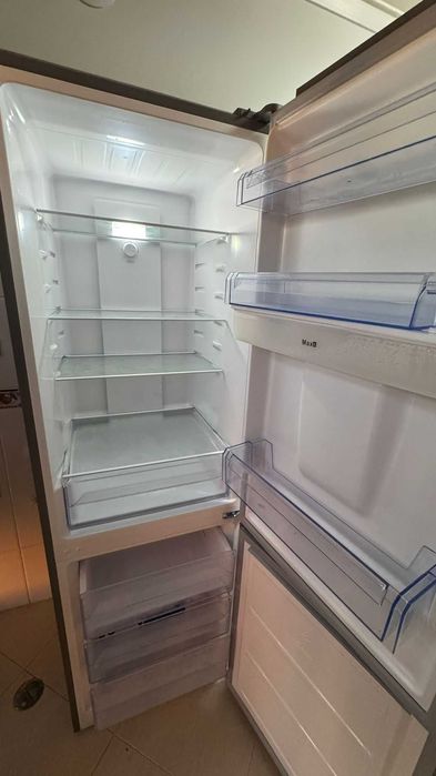 Frigorífico Combinado Inox com Dispensador de Água – Excelente Estado