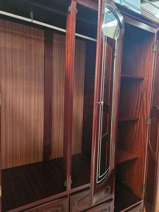 Roupeiro de quatro portas, oito gavetas e espelho - ópti