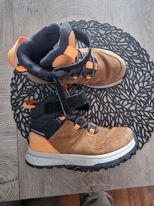 Zimowe buty marki Quechua z Decathlonu  rozmiarze 30