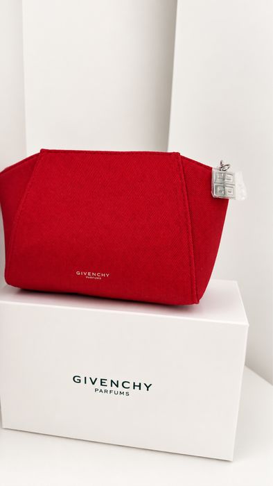 Нова червона косметичка Givenchy