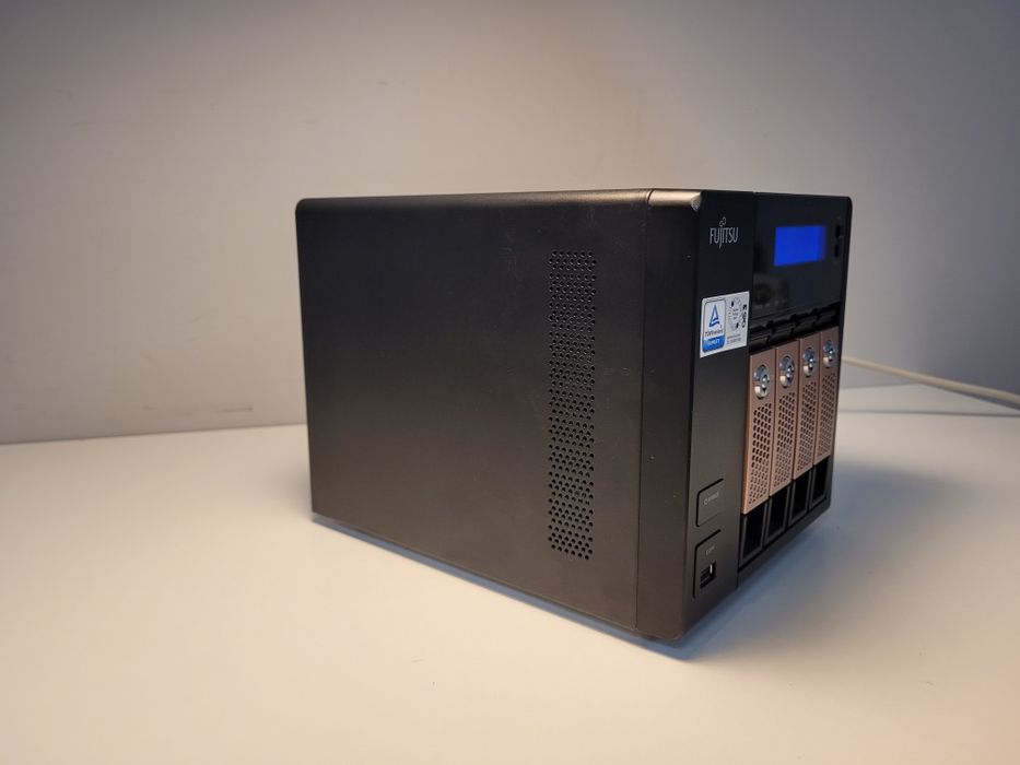 Serwer Plików NAS Fujitsu Celvin Q802 - Jak nowy, Energooszczędny