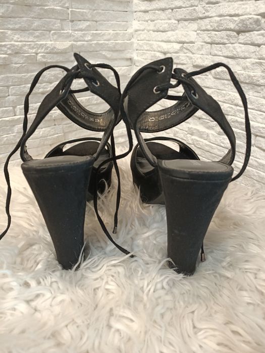 Sandały na obcasie roz40