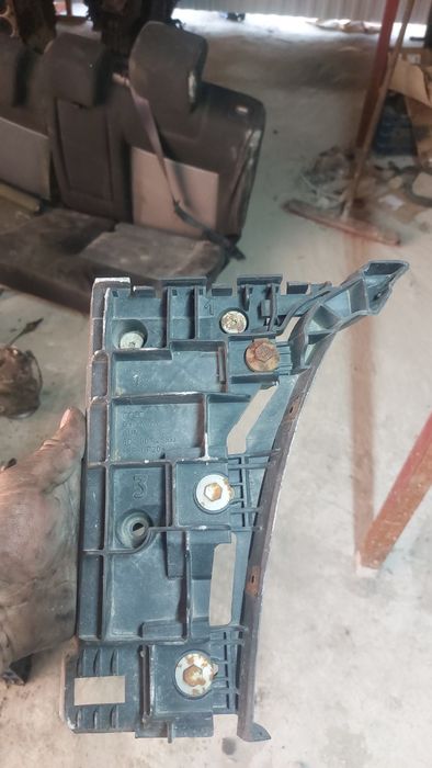 Направляюча переднього бампера ліва Audi A4 B5 8d0807283aa