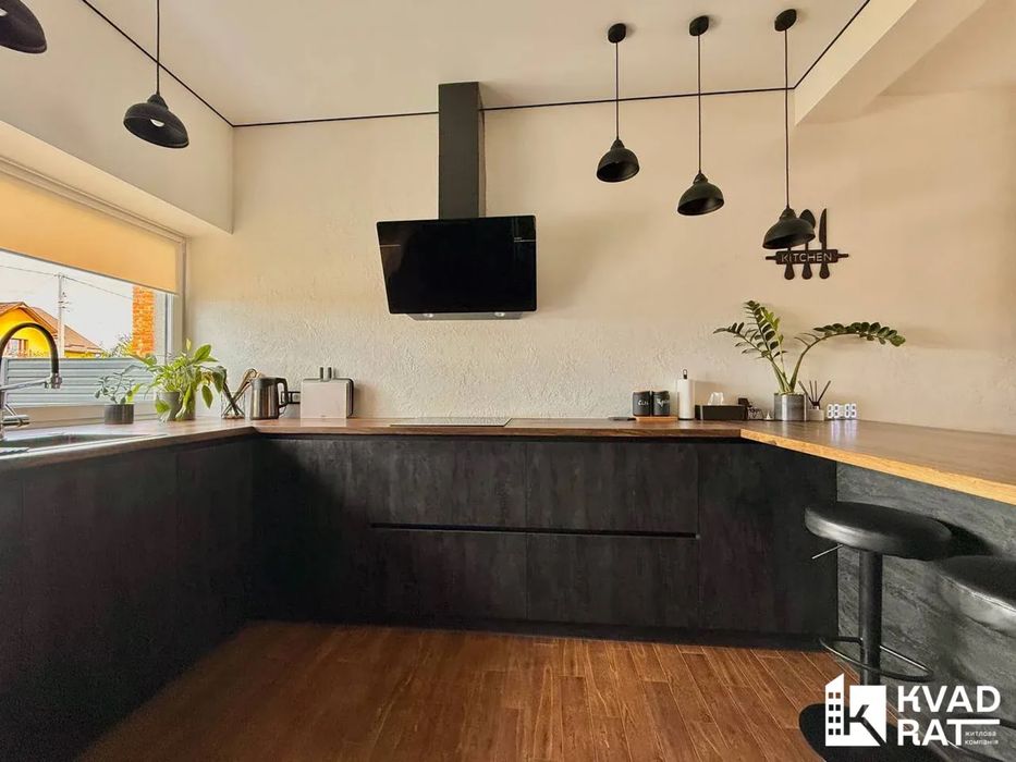 Одноповерховий будинок із якісним ремонтом та басейном