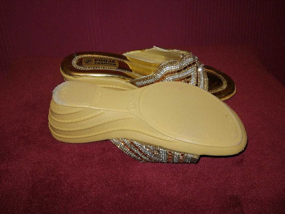 Złote klapki damskie na koturnie rozm.37