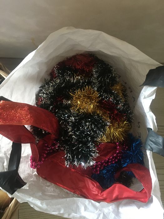 Продаю игрушки, дождик и бусины на ёлку