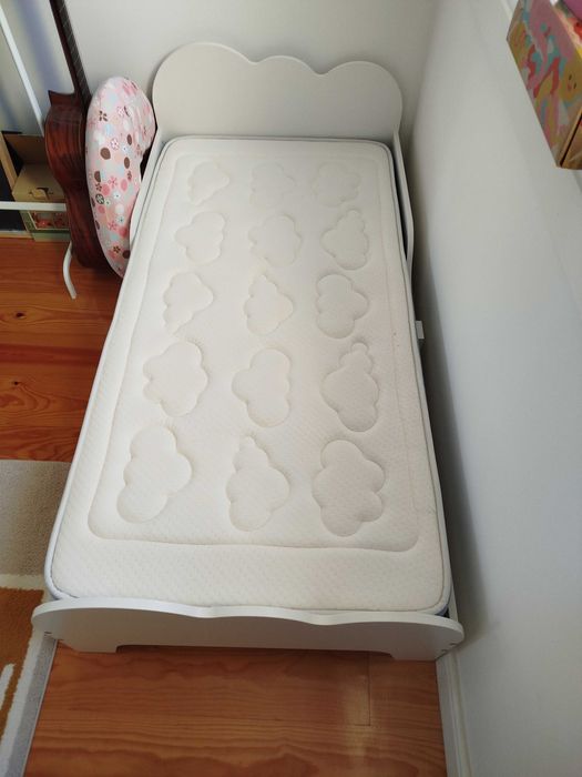 Cama nuvem de criança nova
