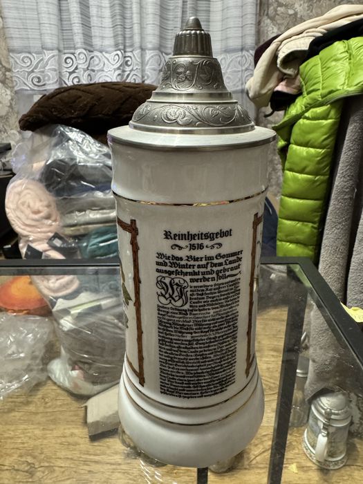 класичний німецький пивний кухоль (Bierkrug або Beer Stein)