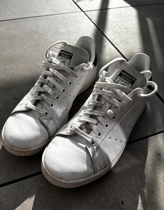 Adidas stan smith white black cursive heel