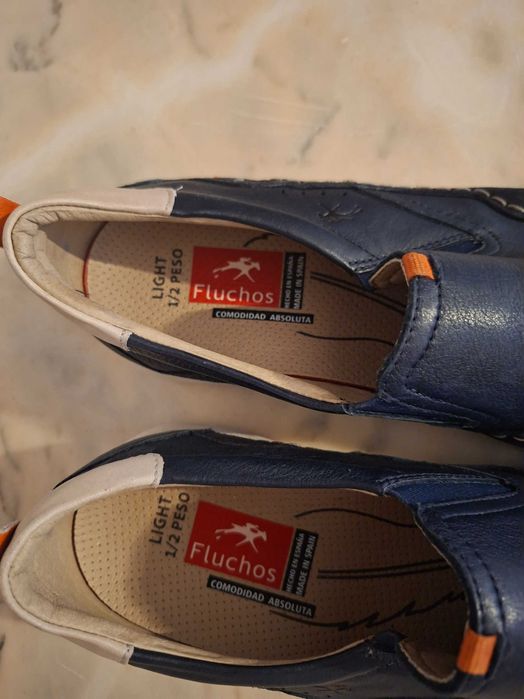 Sapatos Fluchos azuis e castanhos