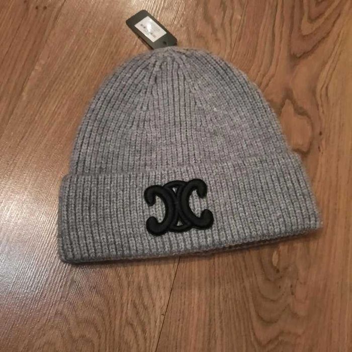 Szara czapka, haftowane czarne logo-znaczek