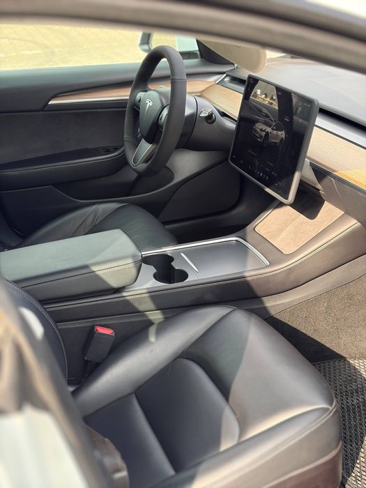 Tesla model 3 2022 року