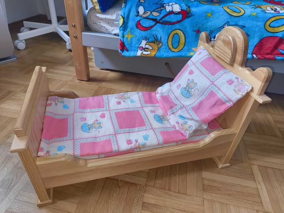 Łóżeczko drewniane dla lalki ręcznie rzeźbione stan bdb