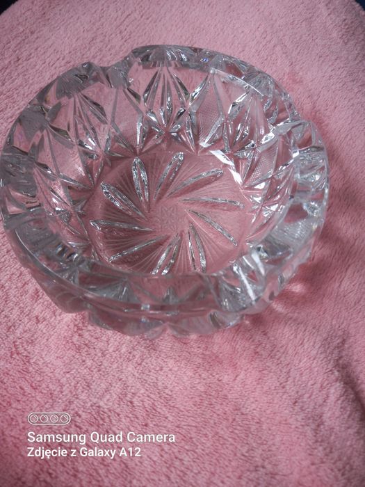 Piękna kryształowa popielnica