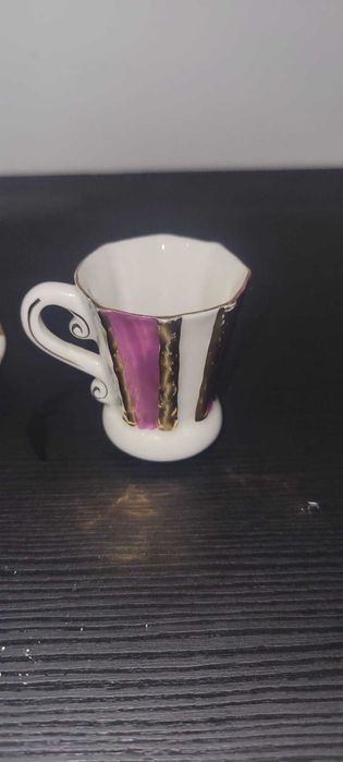 Elegante chávena de café (demitasse) com respetivo pires