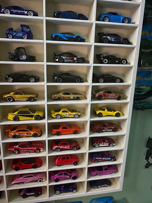 Colecao de hot wheels, Mini Gt e tarmac e parteleira incluida